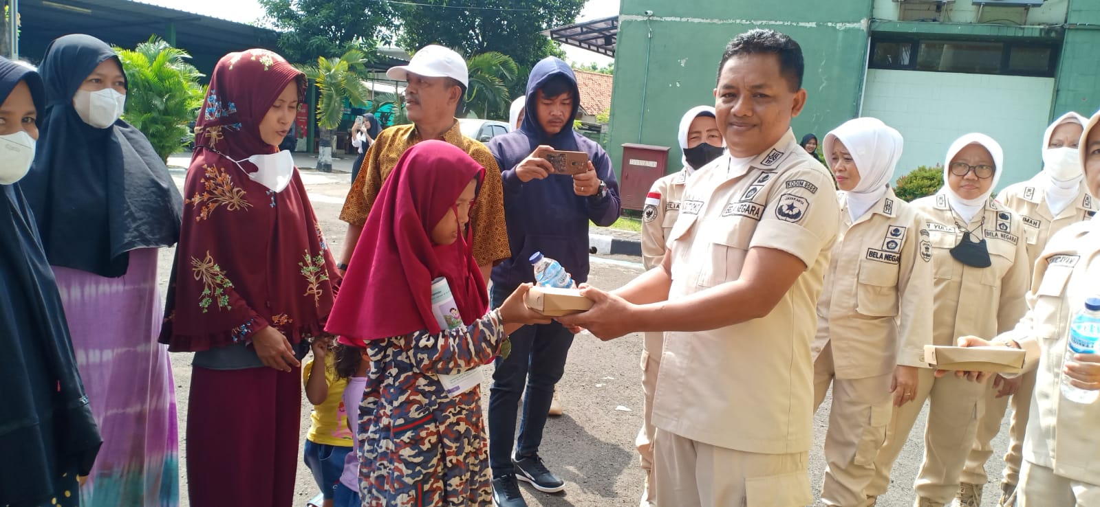 Dirgahayu Korpri Ke 51, PNS Kodim 0505/JT Bagikan Ratusan Nasi Box ke Warga