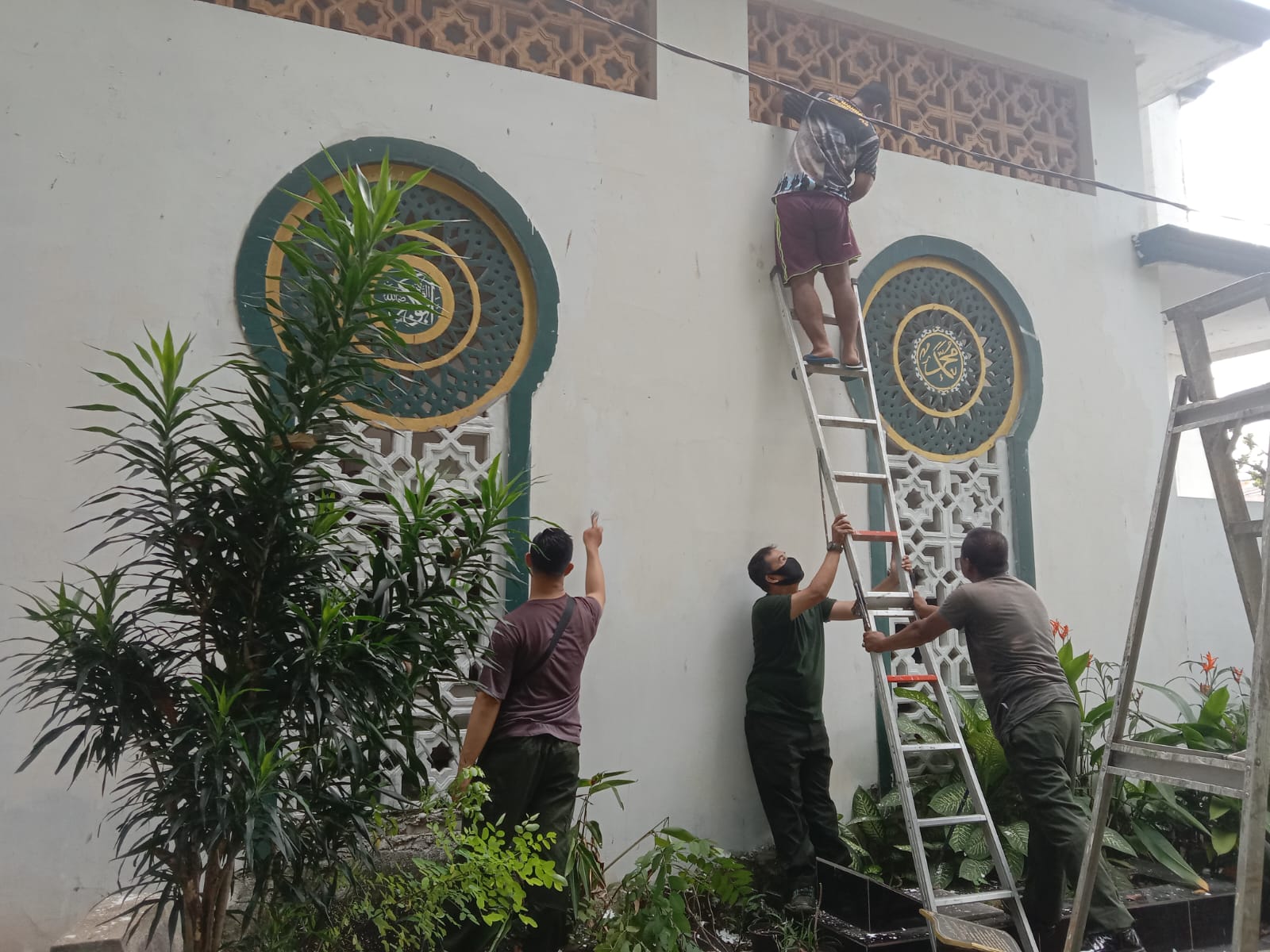 HUT Kodam Jaya Ke 73, Koramil 04/Pulogadung Karya Bakti Bersihkan Makam Pangeran Jayakarta