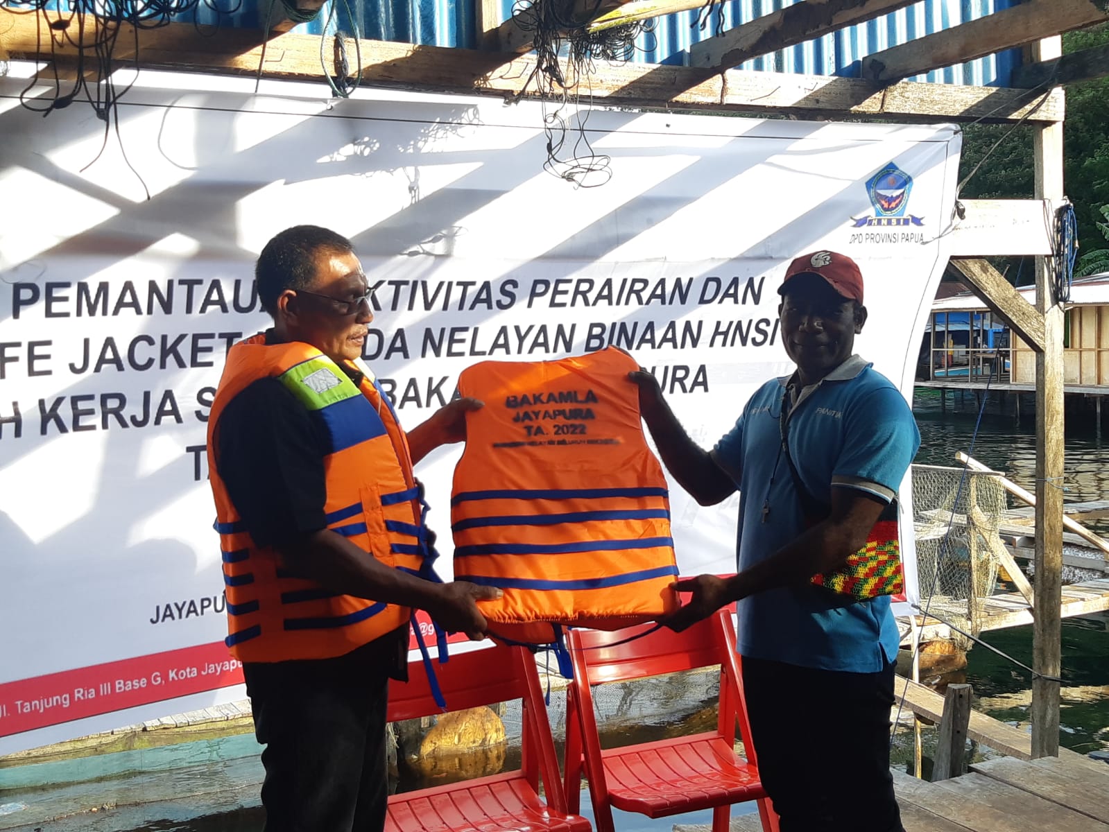 Stasiun Bakamla Jayapura Bagikan 30 Life Jacket Kepada Nelayan