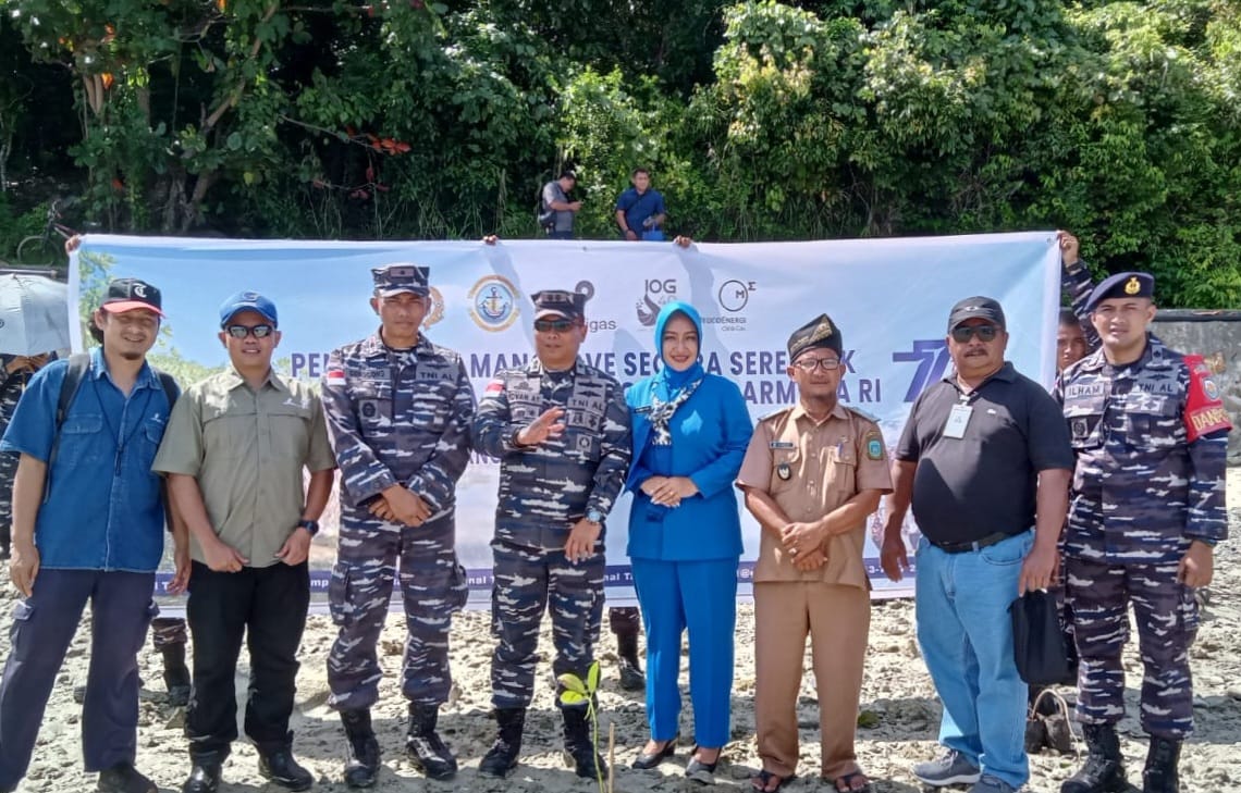 Selamatkan Pantai Dari Abrasi, Lanal Tarempa Tanam Seribu Mangrove