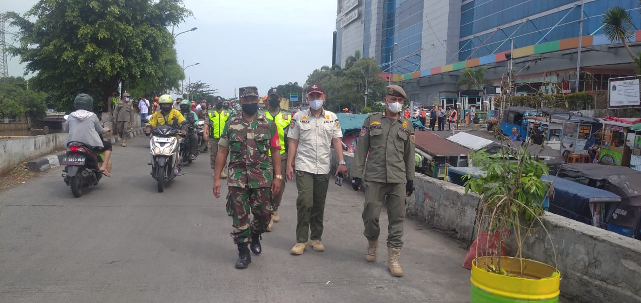 Babinsa Koramil 02/TB Monitoring Giat Penataan dan Pengecatan di Sepanjang BKB JL.Seaseon Citty Sisi Barat