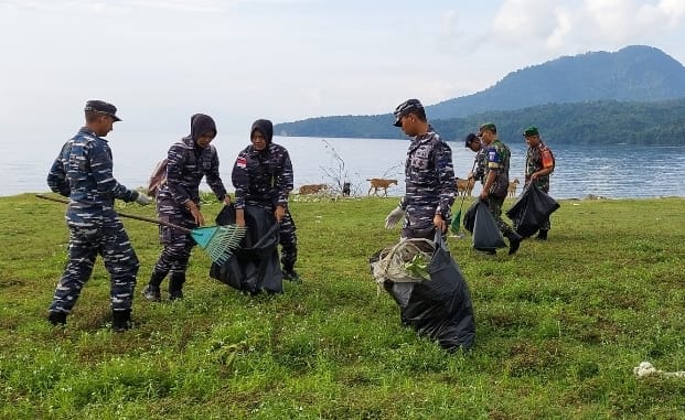 Peduli Kebersihan Lingkungan dan Kesehatan Masyarakat, Lanal Sabang Gelar Bakti Sosial Kesehatan dan Bersih Pantai di KBN Balohan