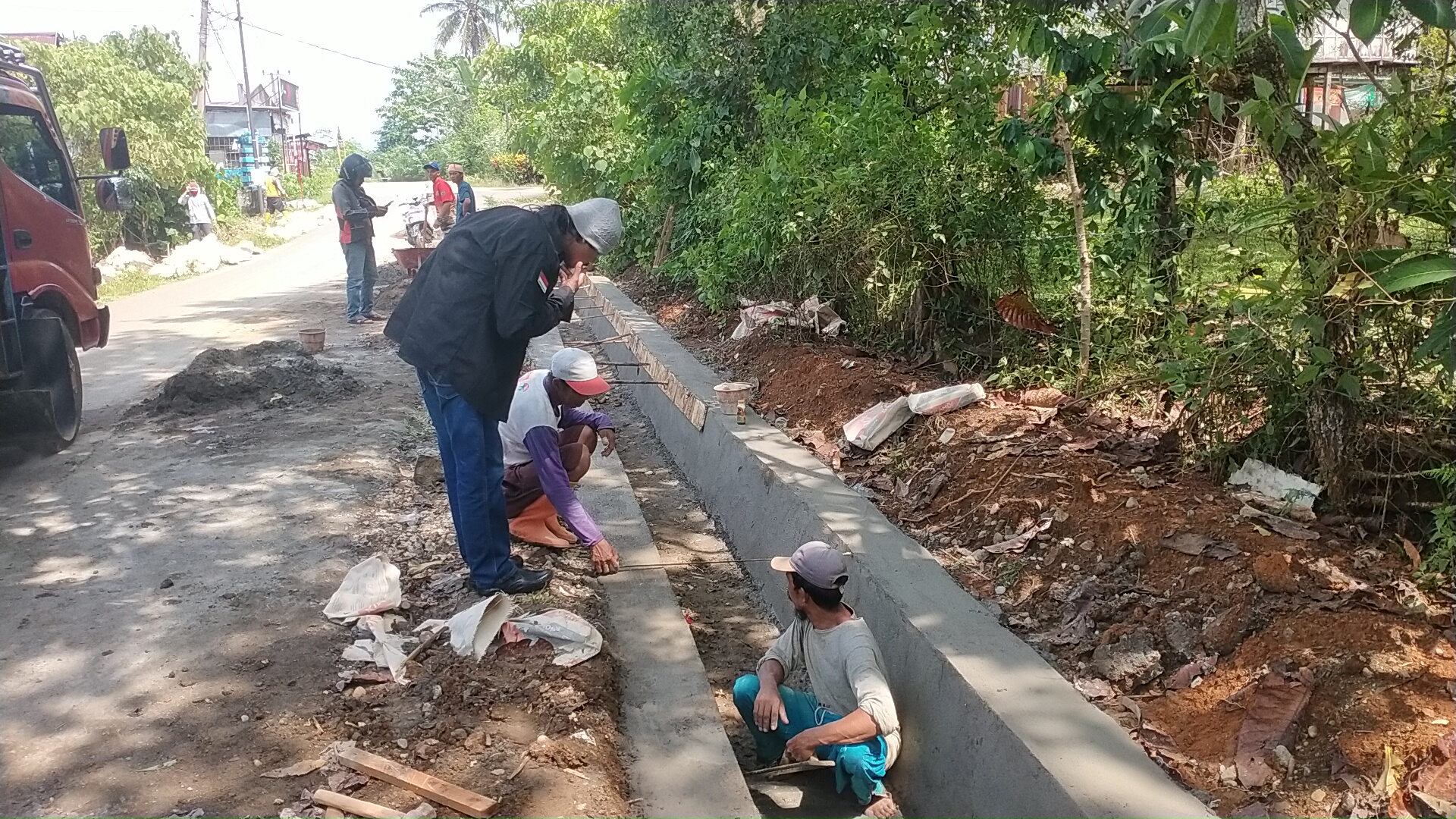 Para Pekerja Pembuatan Drainase Diduga Sepelakan K3 Di Kecamatan Tompobulu