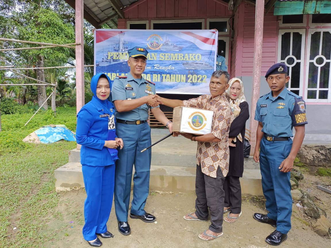 Jelang HUT Armada RI Tahun 2022, Lanal Simeulue Bagikan Sembako Kepada Prajurit, PNS dan PHL Keluarga Besar Lanal Simeulue