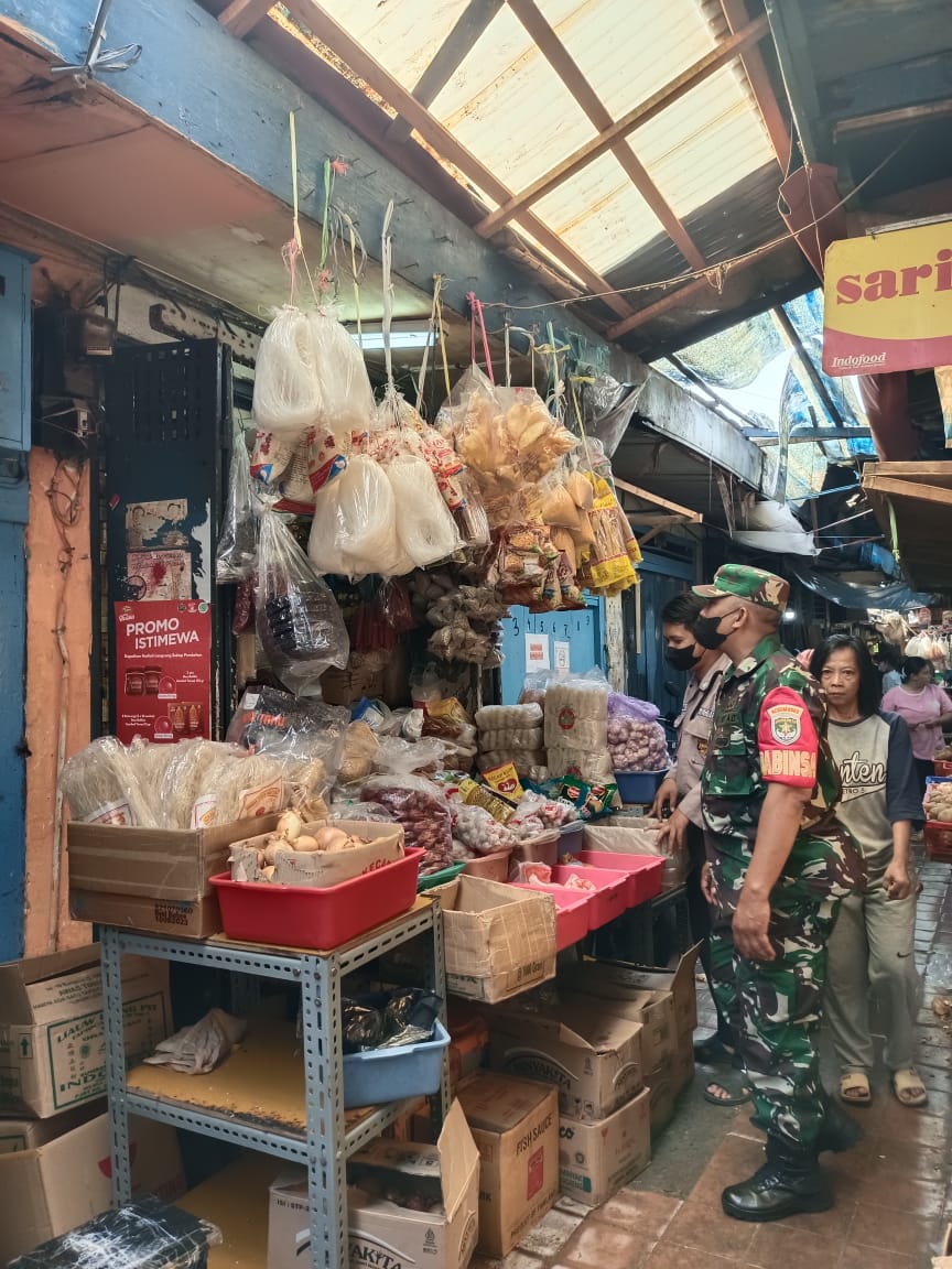 Dalam Pengecekan Harga Sembako di Pasar Babinsa Serda Apriyanto Mengingatkan Para Pedagang Untuk Mengikuti Harga yang di Tetapkan Pemerintah