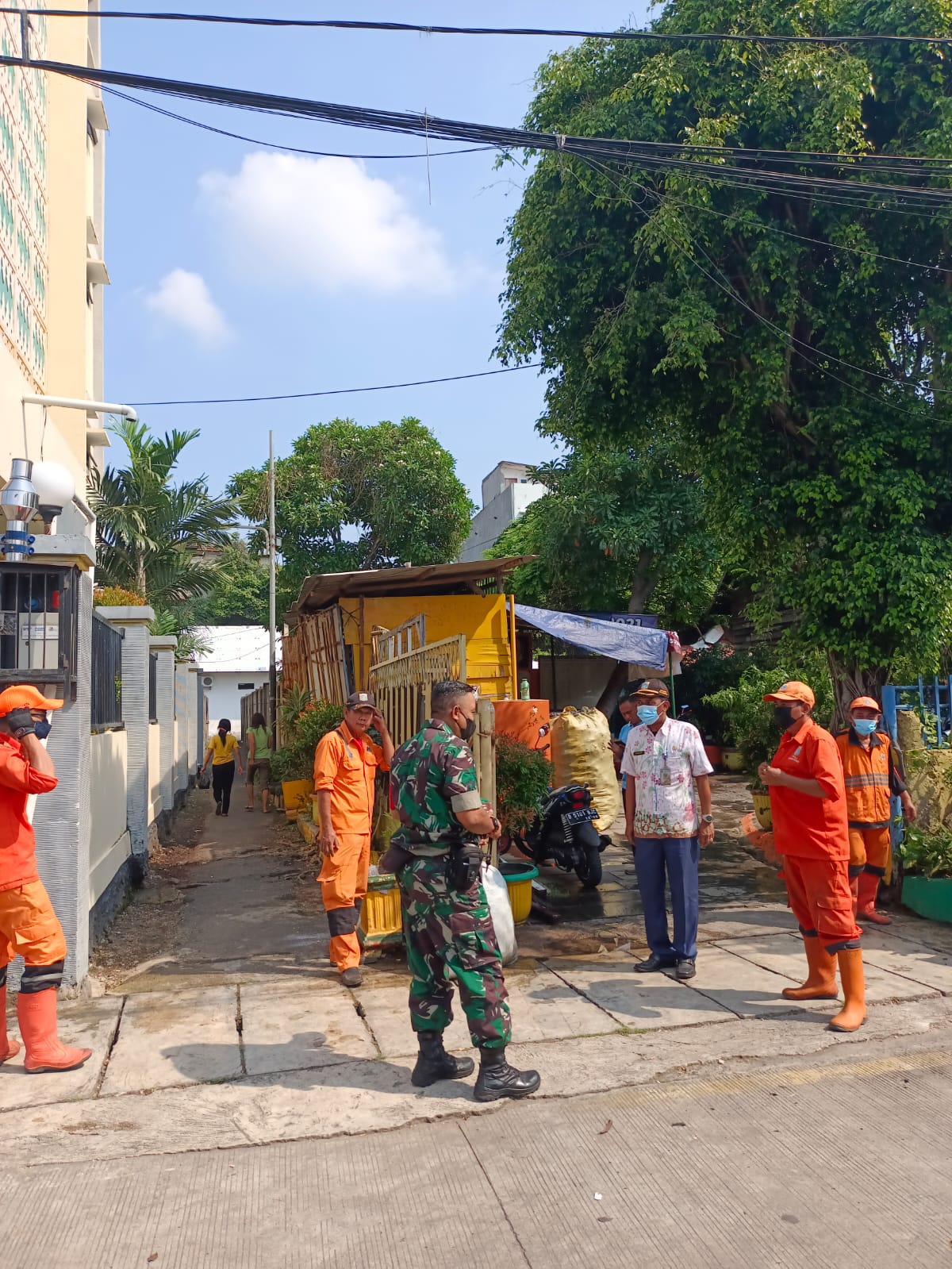 Mari Menjaga Kebersihan dan Keamanan Lingkungan, Komsos Babinsa Koramil 01/Tamansari Serda Apriyanto