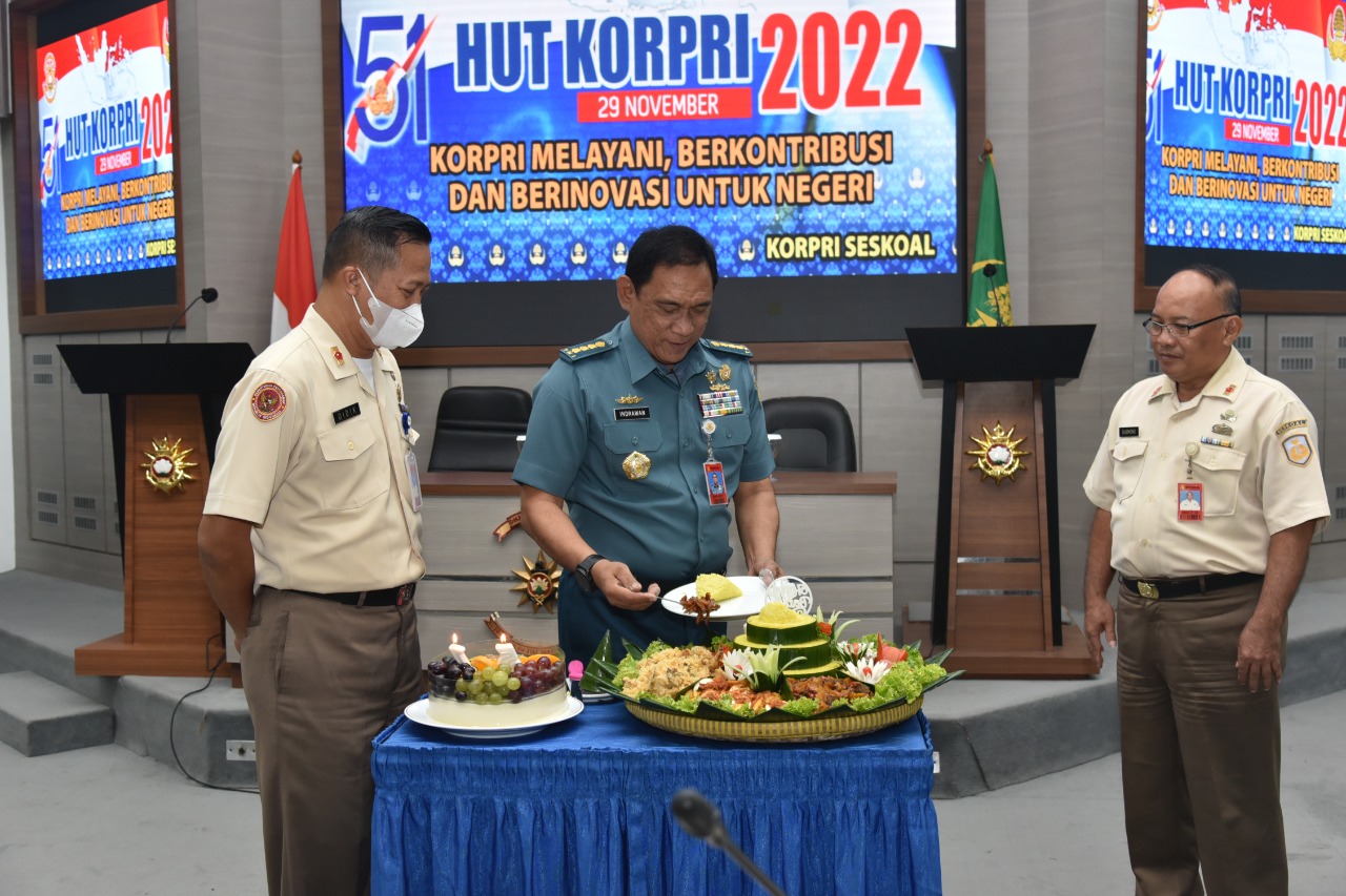 MERIAHKAN HUT KORPRI KE-51, PNS SESKOAL LAKSANAKAN BERBAGAI KEGIATAN LOMBA.