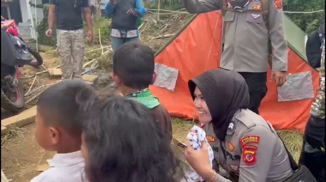 Hadir Dalam Kepedulian, Sang Srikandi Polwan Satlantas Polres Majalengka Distribusikan Logistik Pada Korban Gempa Cianjur