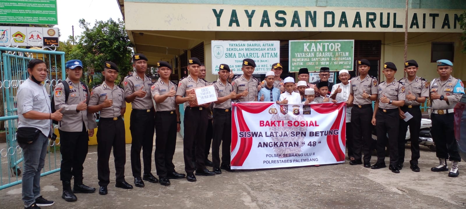 Kapolsek Seberang Ulu Dua Palembang Bersama Siswa Latja Salurkan Bantuan Sosial ke Yayasan Daarul Aitam