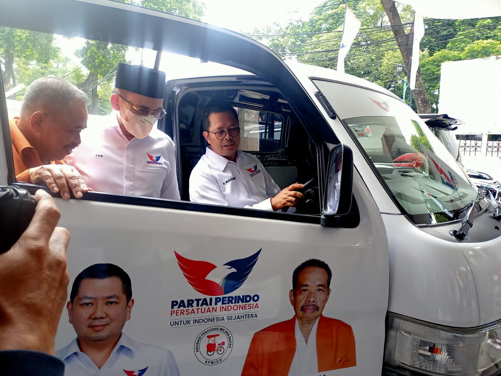 Bagikan Mobil Penggiling Daging, Perindo Harap Maksimalkan Pendapatan Pedagang Bakso