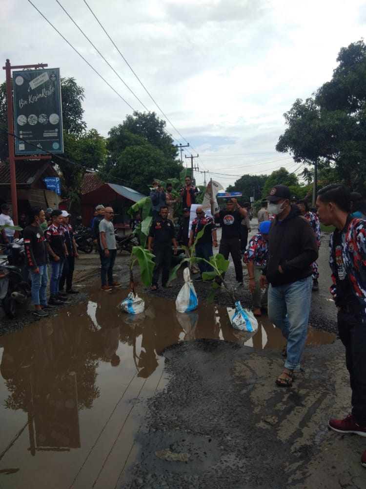 Kekecewaan Warga Berujung Aksi Tanam Pohon Pisang Ditengah Jalan Rusak