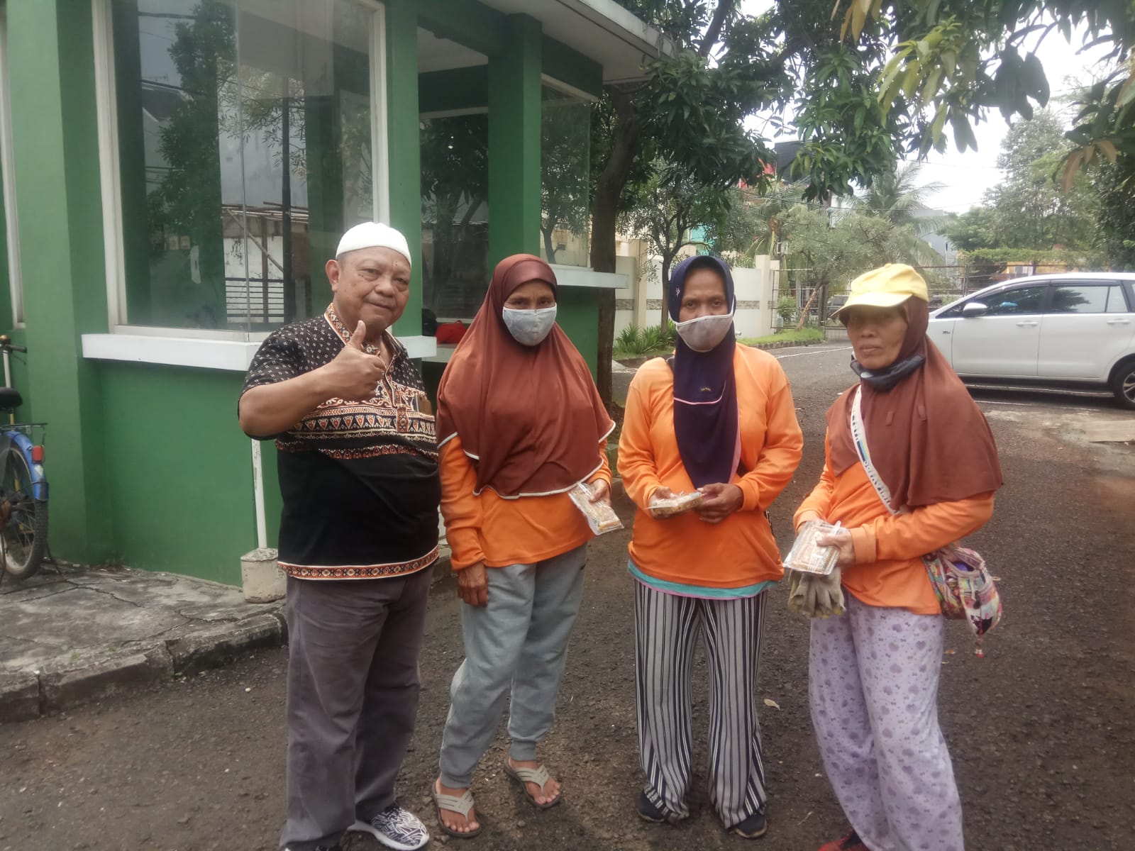 FWJ Indonesia Korwil Jakarta Barat Bagikan Makanan Siap Saji Di Jumat Berkah Rutin