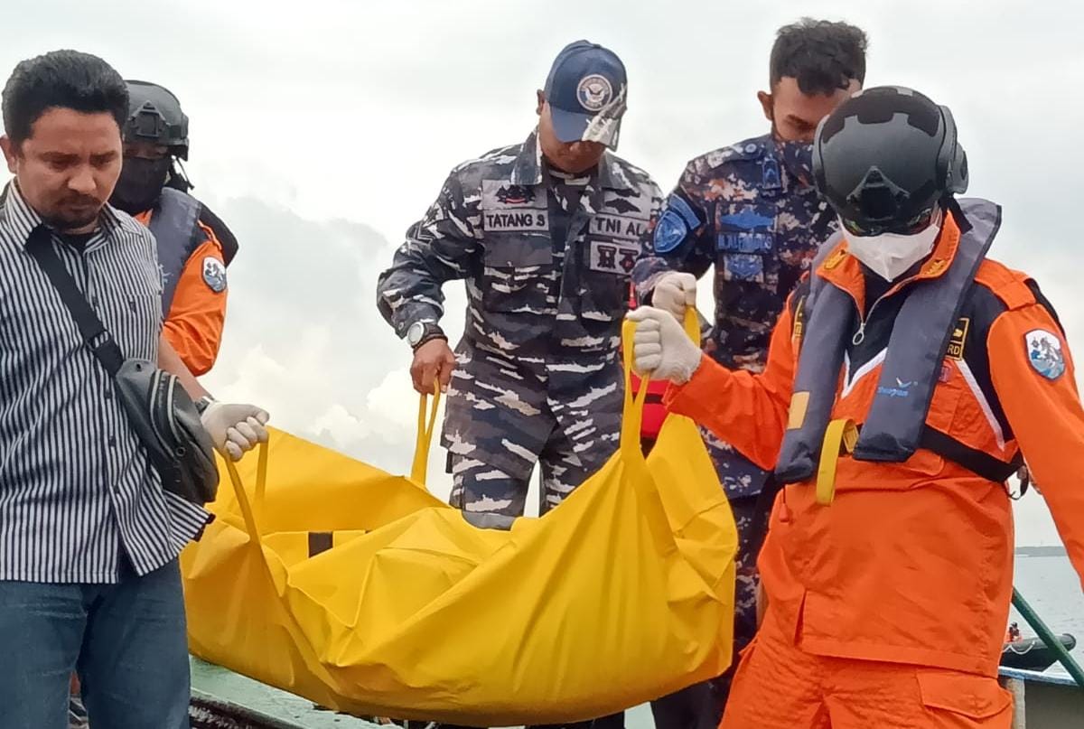 TNI AL BINTAN AKSI CEPAT EVAKUASI ABK MT. ZILVIA YANG BERLABUH DI PERAIRAN TANJUNG UBAN