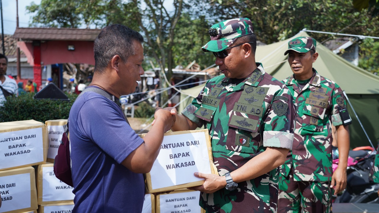 Peduli Kemanusiaan, TNI AD Kembali Kirim Bantuan ke Cianjur