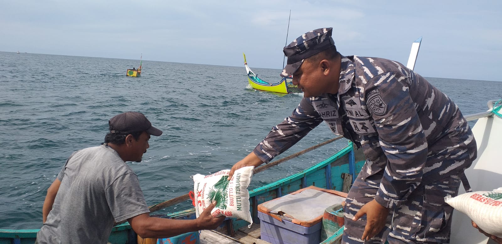 TNI AL, Bhakti Sosial Lanal Lhokseumawe Berbagi Dalam Rangka Menyambut Hari Armada RI Tahun 2022