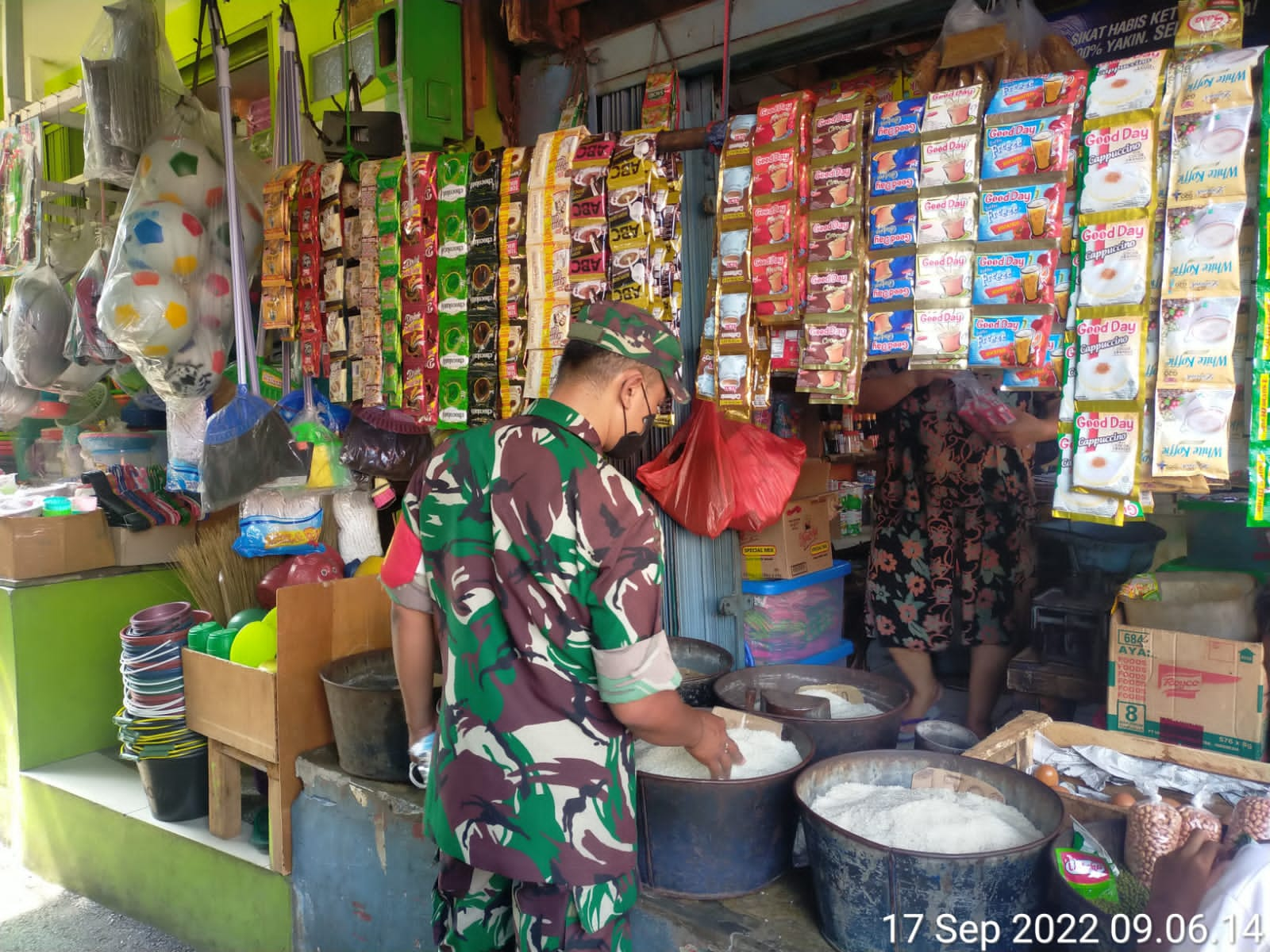 Tak Kenal Hari Libur, Sertu Suharno Sambangi Pasar Cek Perkembangan Harga