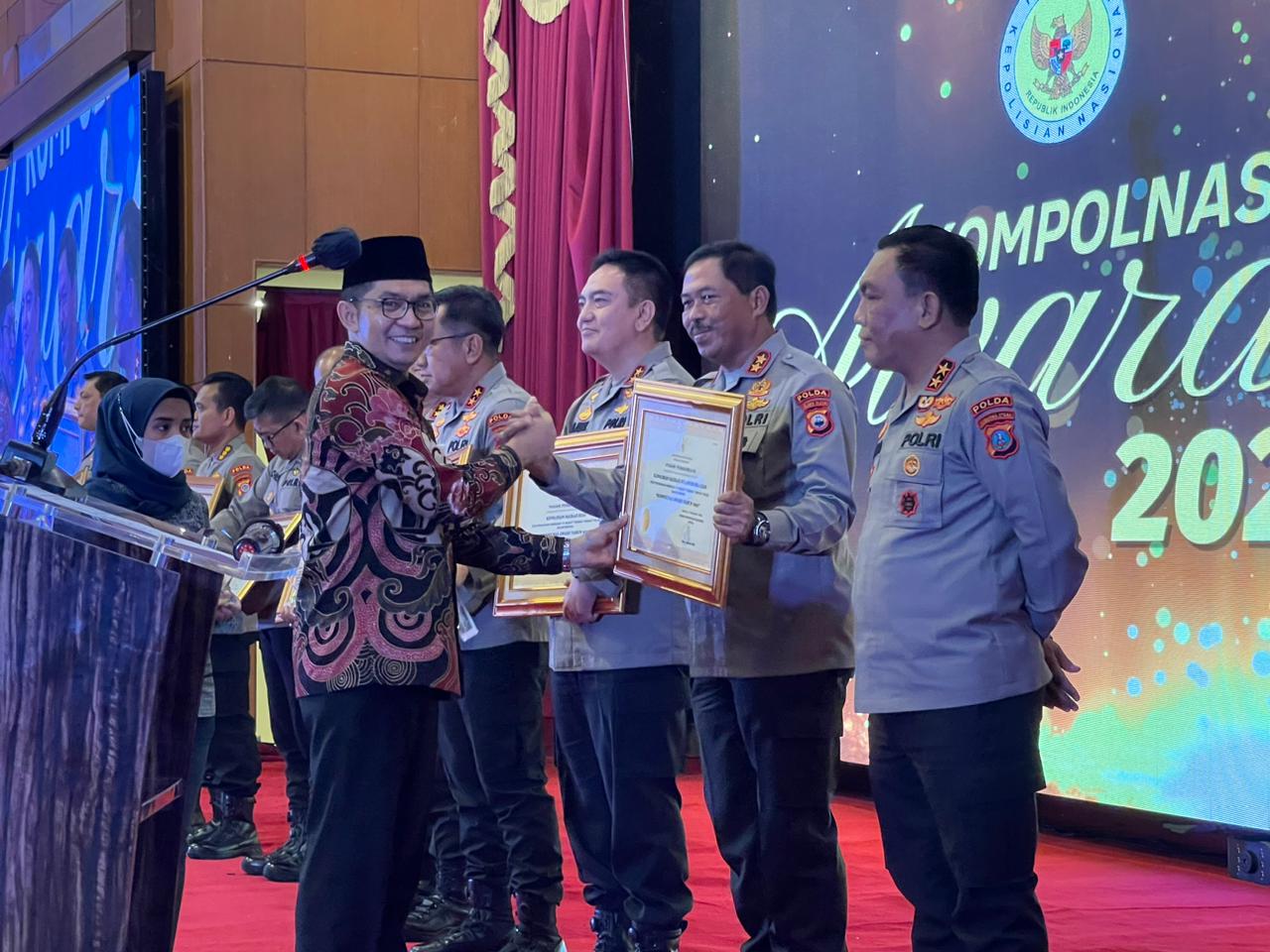 Kapolda Sulsel Menerima Penghargaan Kompolnas Award 2022