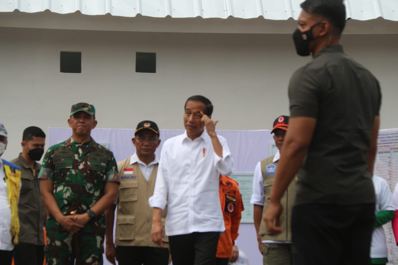 Penyerahan Bantuan Presiden Kepada Warga Korban Gempa Cianjur di Yonif Raider 300/Bjw