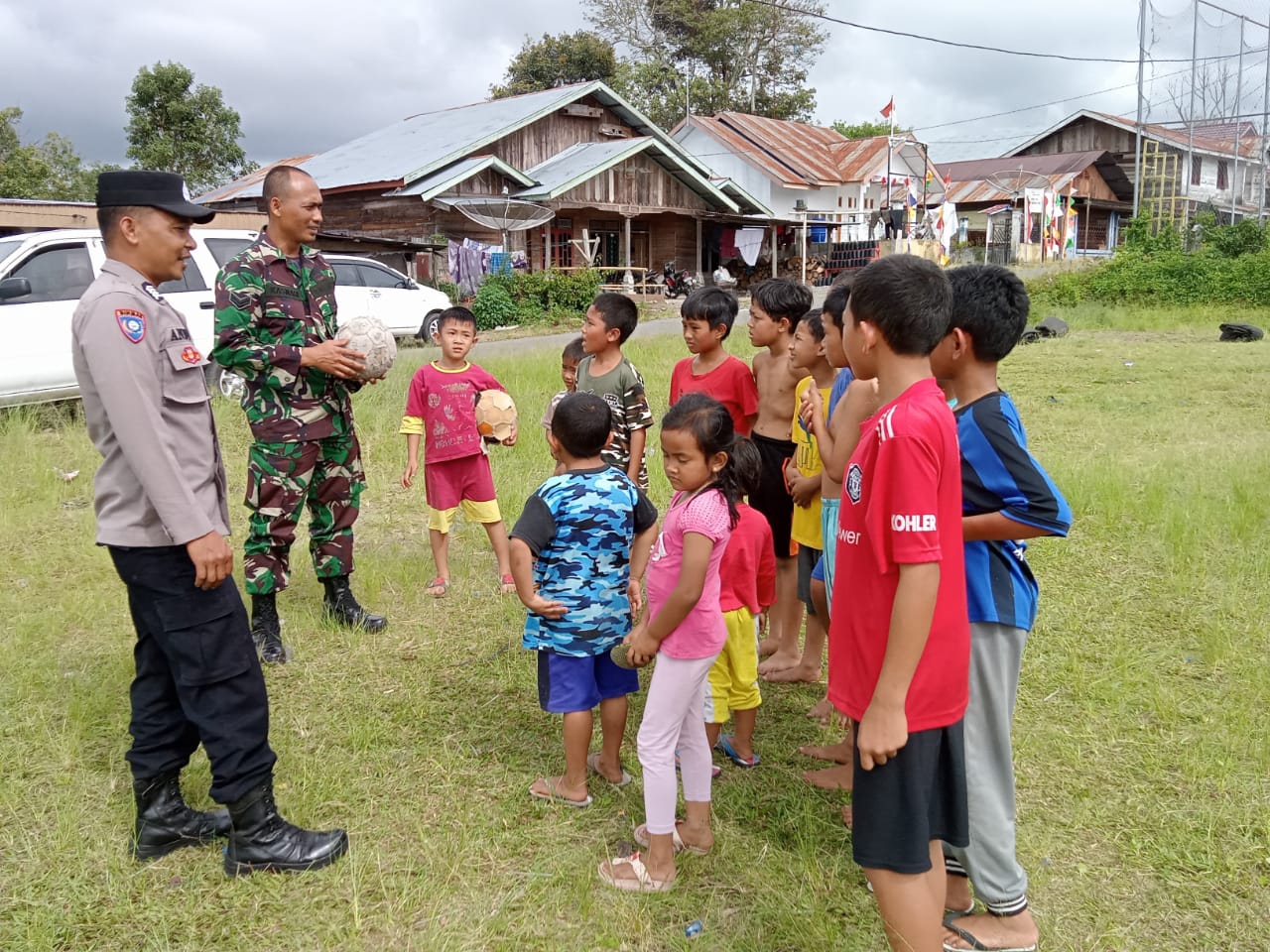 Melalui pelatihan Bola Babinsa Dan Babinkantias Tanamkan Kekompakan Dalam Latihan