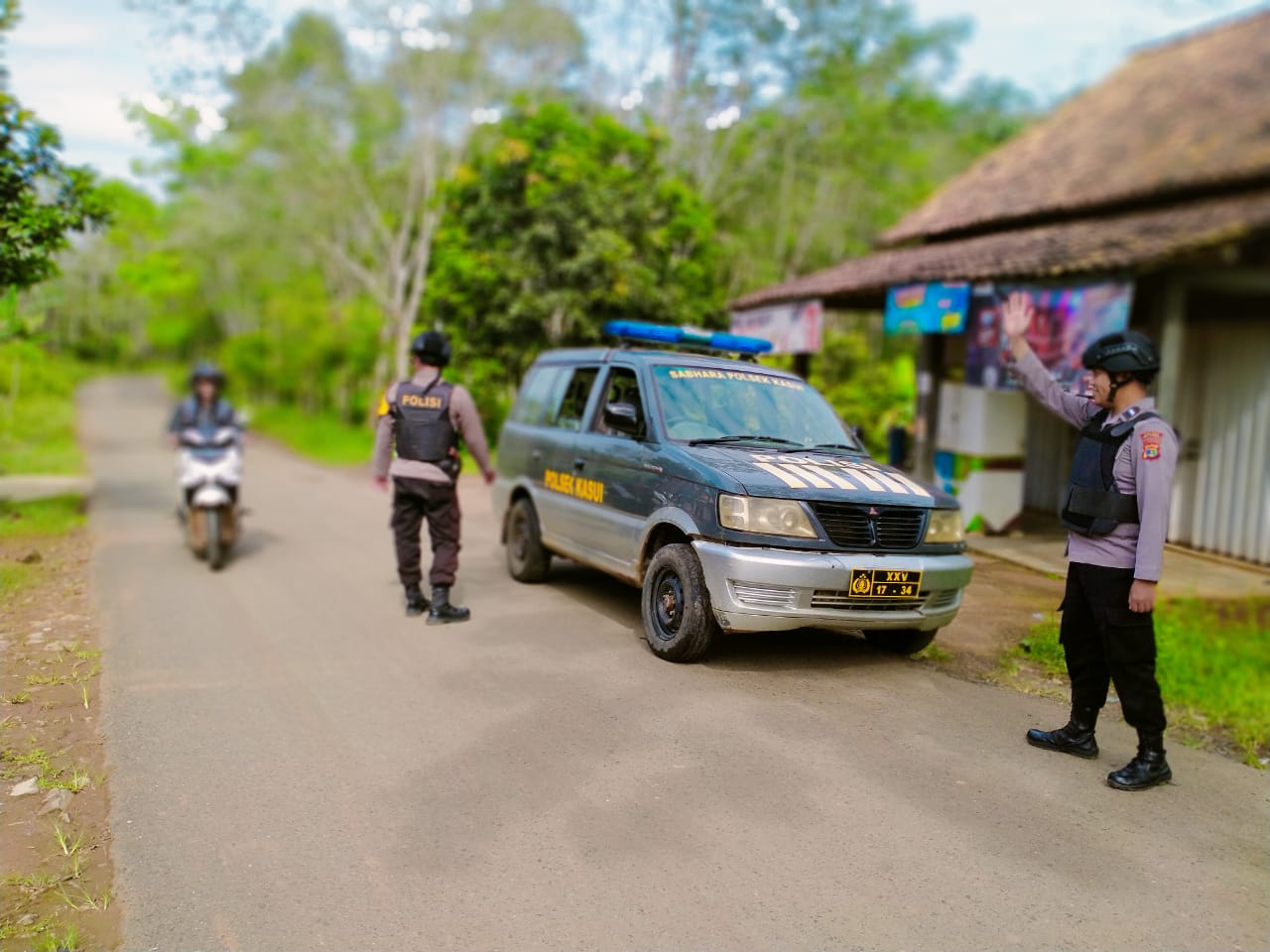  Ciptakan Rasa Aman, Polisi Berseragam Berkeliling Kampung di Way Kanan