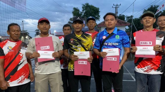 Polres Majalengka Juarai Turnament Volley Ball Delapan Team Kuwu Cup Ke -1 di Desa Sukahaji