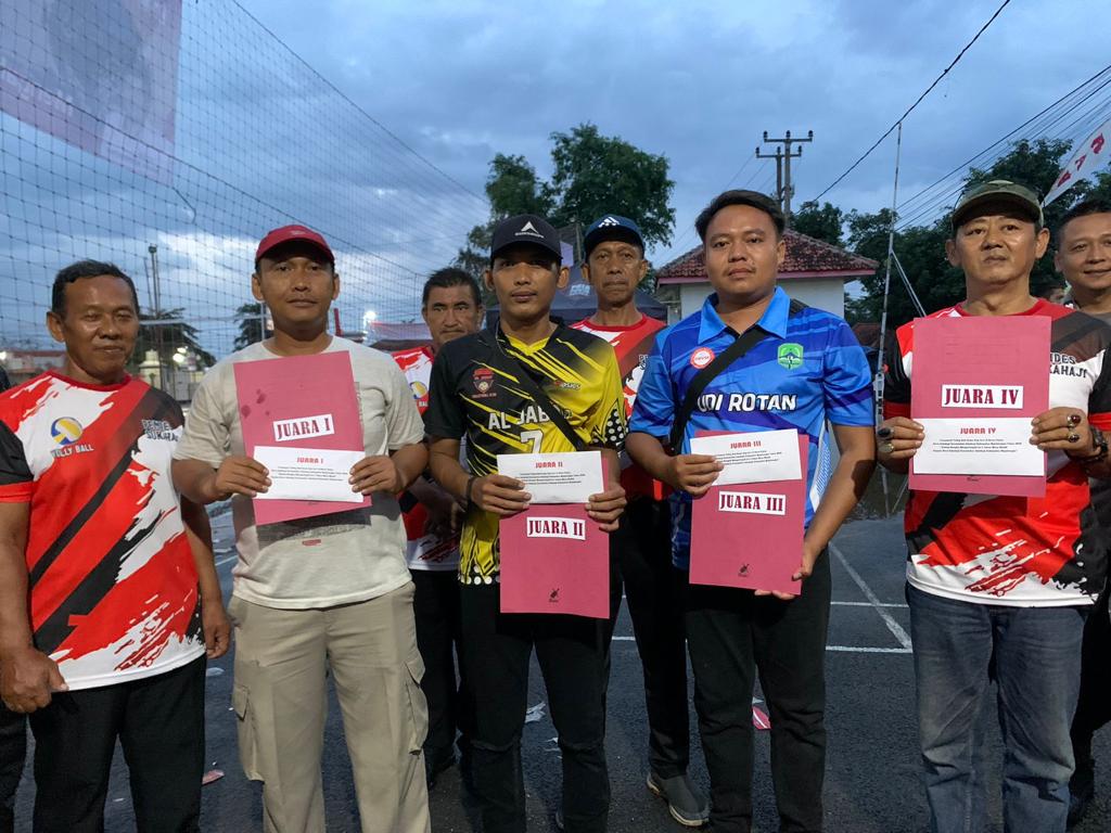 Polres Majalengka Juarai Turnament Volley Ball Delapan Team Kuwu Cup Ke -1 di Desa Sukahaji