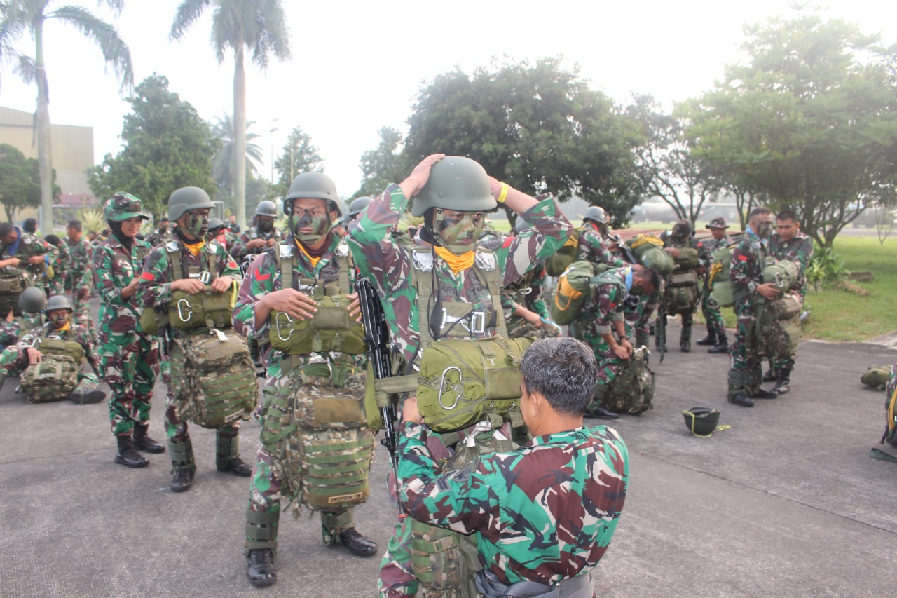 Prajurit Kesatria Mayangkara Kostrad Diterjunkan di Langit Pasuruan