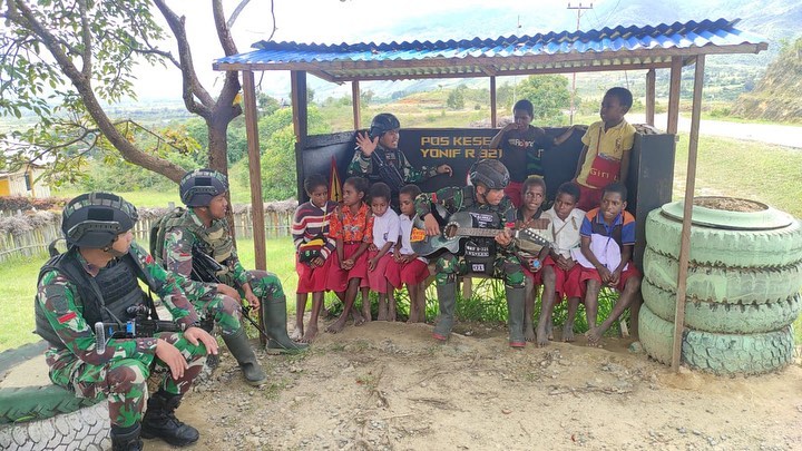 Tumbuhkan Rasa Cinta Tanah Air, Prajurit Kostrad Ajarkan Lagu Kebangsaan di Papua