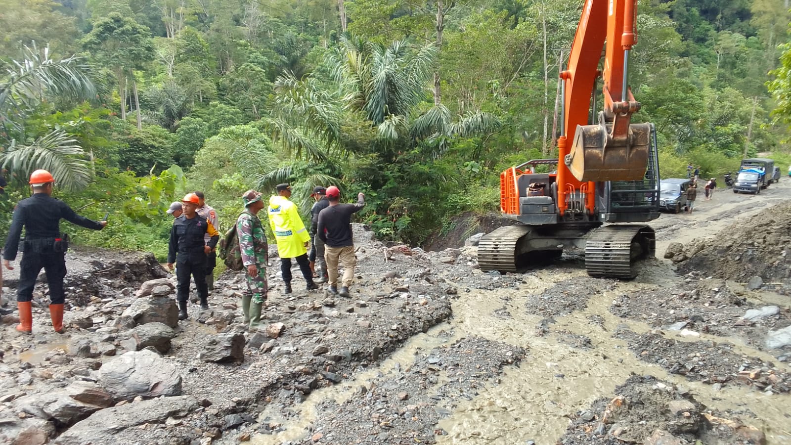 Akibat Curahan Hujan Yang Sangat Deras Sehingga Material Longsor Kembali Tutupi Badan Jalan Penghubung Kecamatan Bandar, Mesidah Dan Syiah Utama