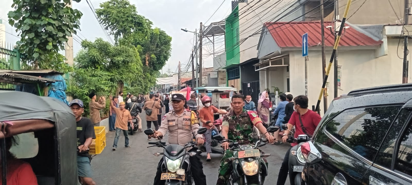 Dalam rangka HUT Kodam Jaya ke 73, Babinsa Kayu Manis Koramil 02/Matraman, Sukseskan Sunatan Massal