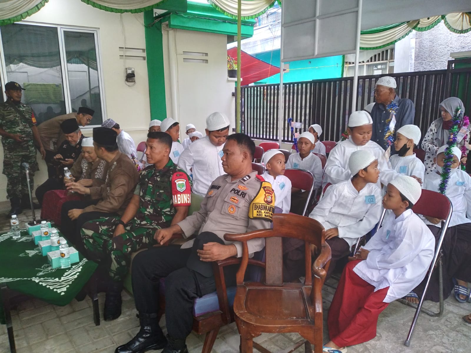 Dalam rangka HUT Kodam Jaya ke 73, Babinsa Kayu Manis Koramil 02/Matraman, Sukseskan Sunatan Massal