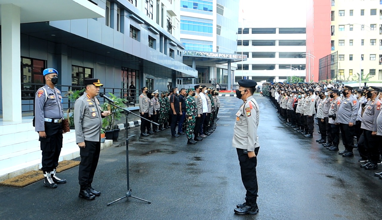 Polres Metro Jakarta Barat Menggelar Apel Pergeseran Pasukan Dalam Rangka Pengamanan Gereja Perayaan Natal 2022 dan Tahun Baru 2023