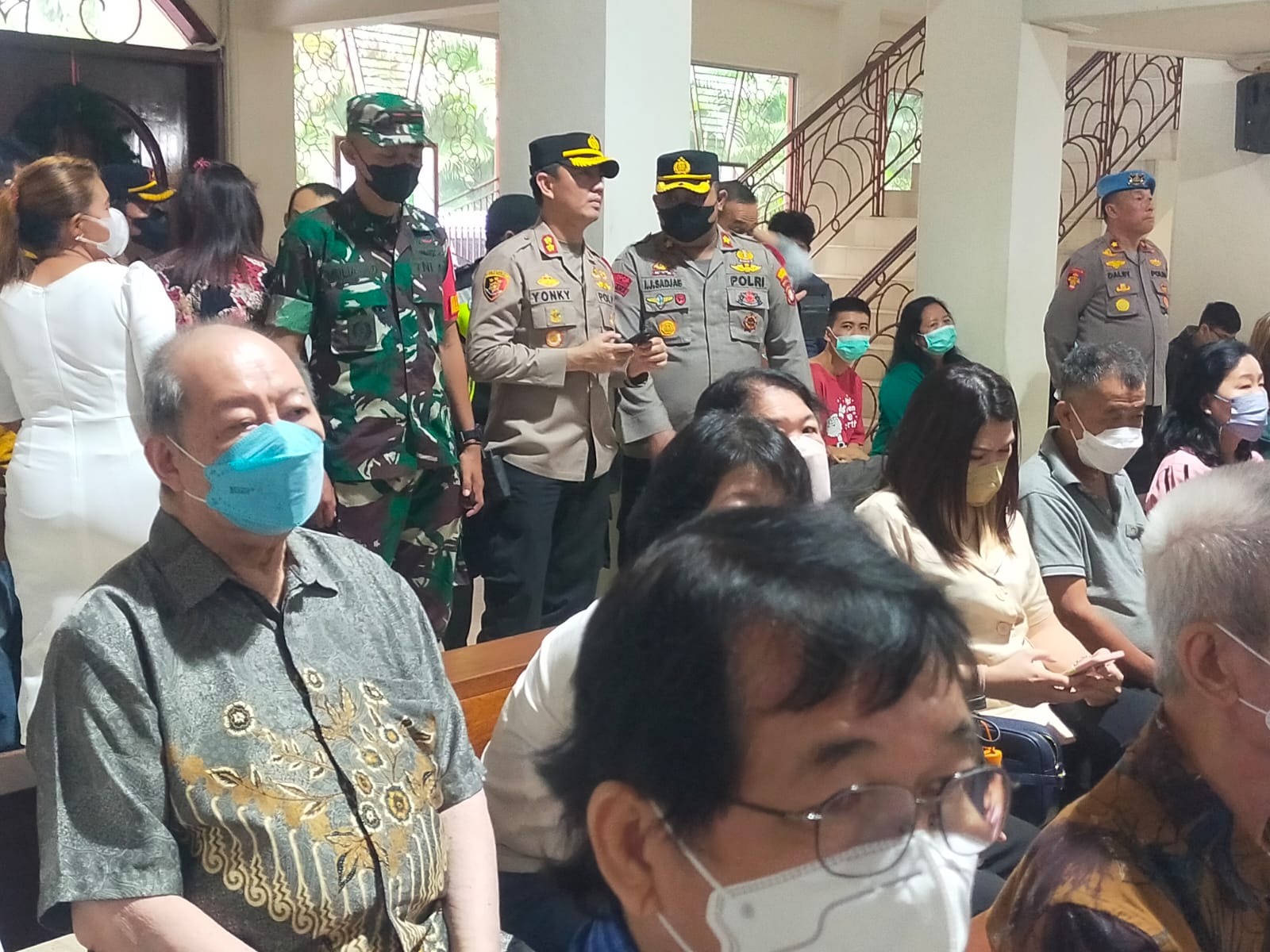 Personil Koramil 01/Tamansari Gelar Pam di Gereja ST. Petrus dan Paulus