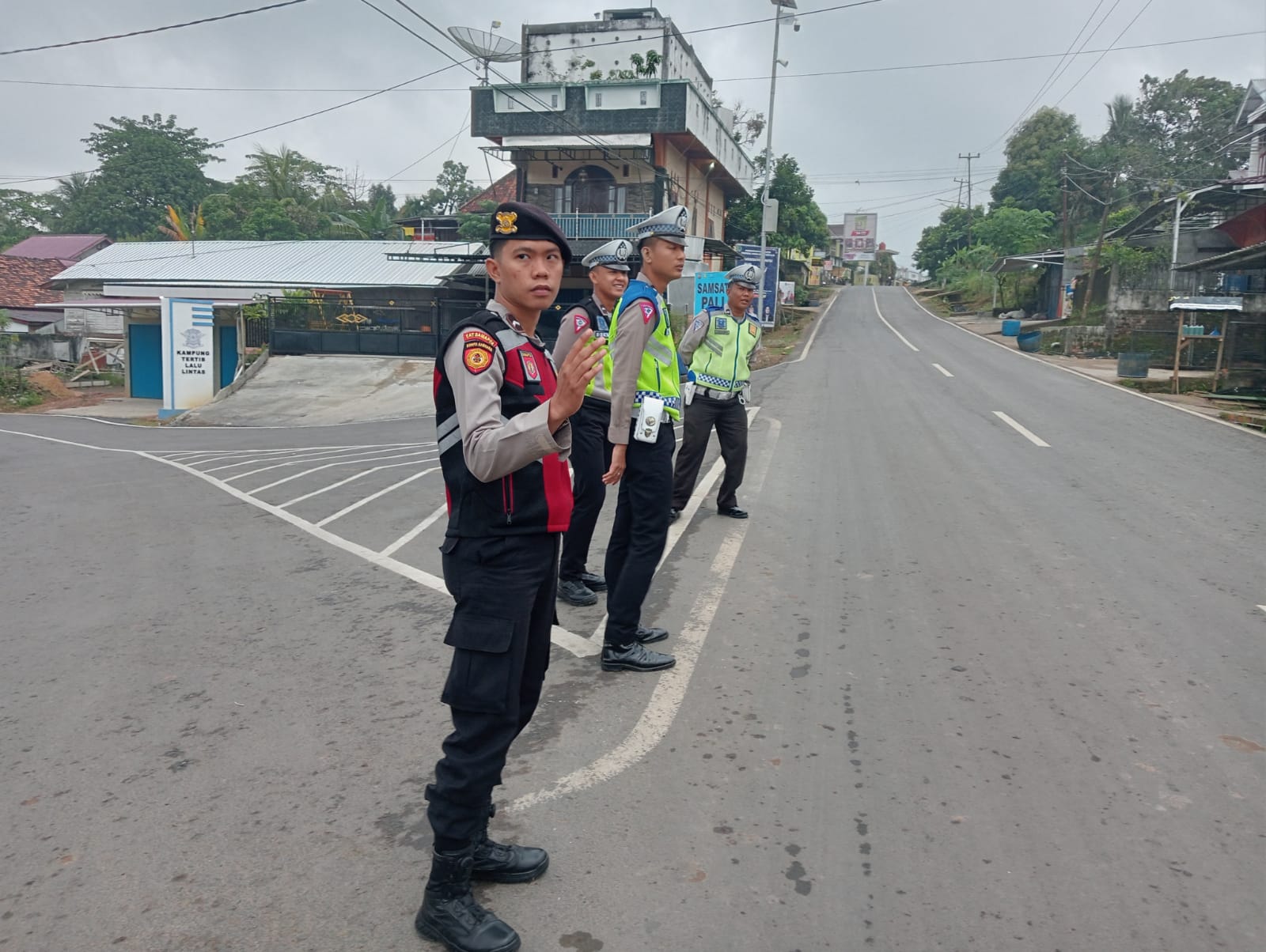 Samapta Polres PALI Strong Point Menghimbau Kepada Pengguna Jalan