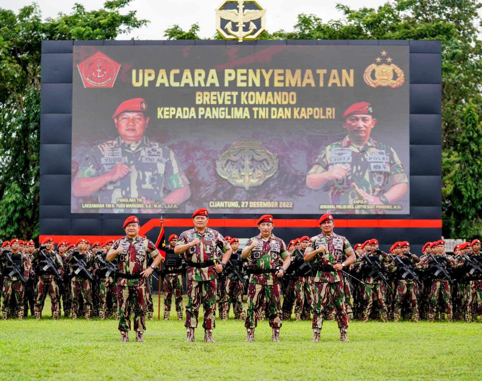 Disematkan Baret Merah Kopassus, Kapolri: Jangan Ragukan Sinergisitas TNI-Polri Jaga NKRI