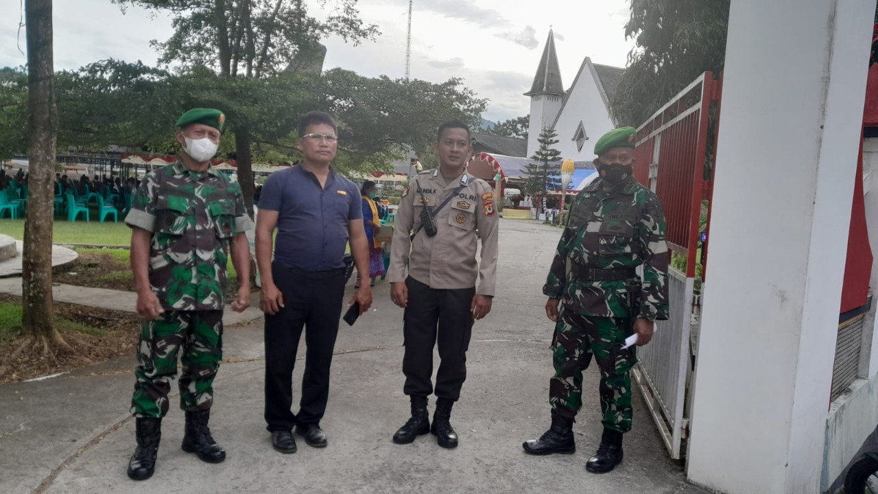 Soliditas TNI-Polri Amankan Ibadah Perayaan Natal Di Gereja Toraja Jemaat Rantepao Toraja Utara