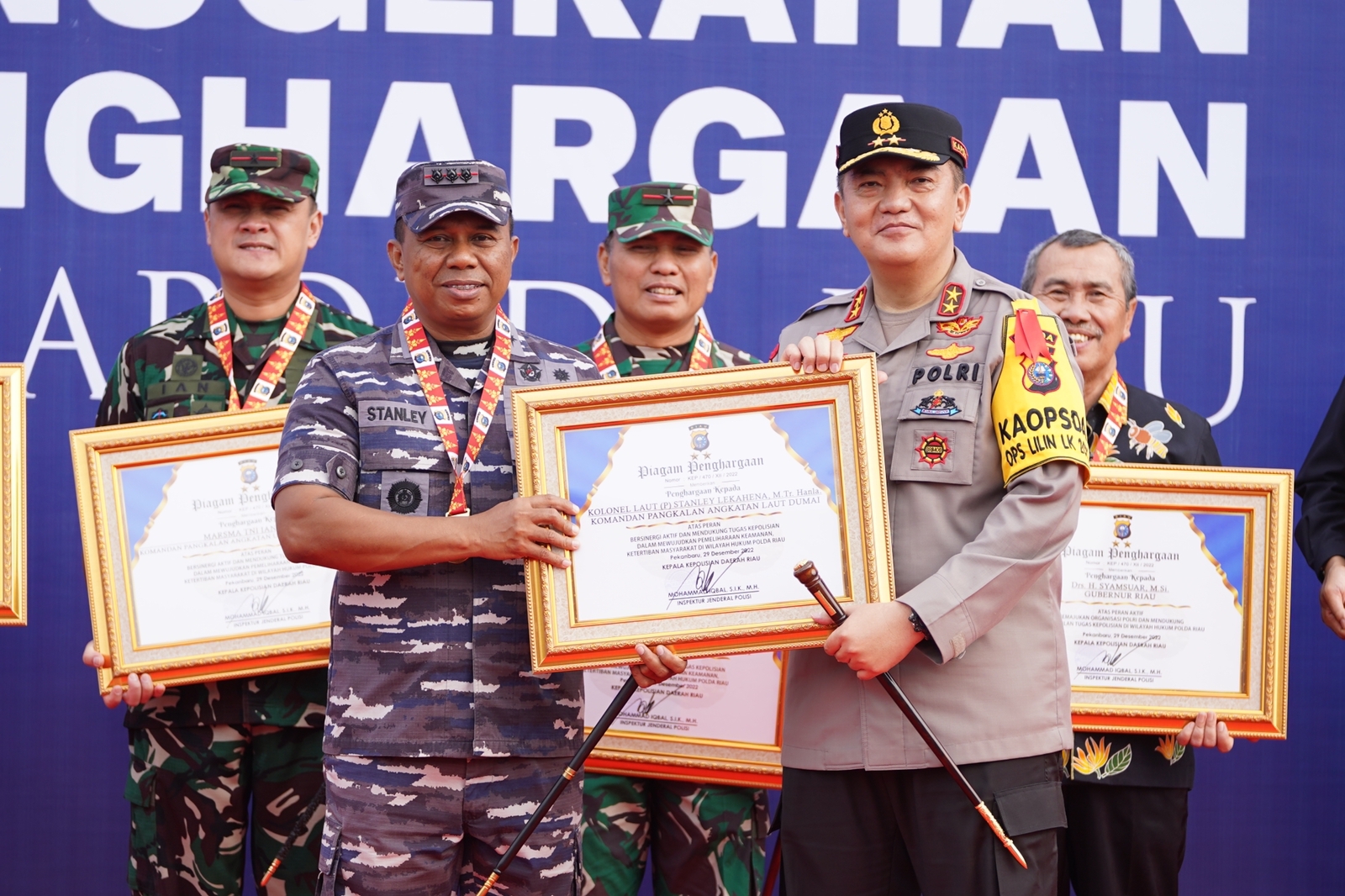 TNI AL, Danlanal Dumai Memperoleh Piagam Pemghargaan Dari Kapolda Riau