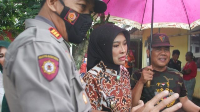 Tak Pedulikan Hujan Lebat, Wakil Bupati Cirebon bertandang Berikan Bantuan Korban Tanah Longsor