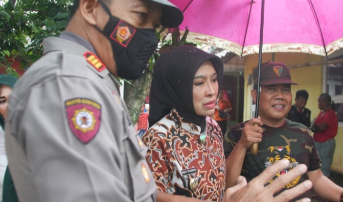 Tak Pedulikan Hujan Lebat, Wakil Bupati Cirebon bertandang Berikan Bantuan Korban Tanah Longsor