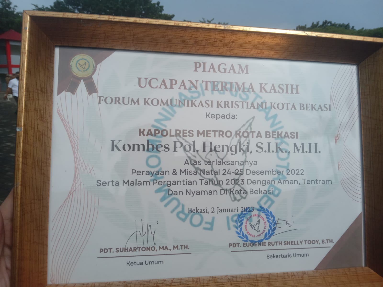 Kapolres terima Piagam Penghargaan dari Forum Komunikasi Kristiani Kota Bekasi, Apresiasi Perayaan Natal dan Tahun Baru berjalan Aman, Tentram dan Nyaman