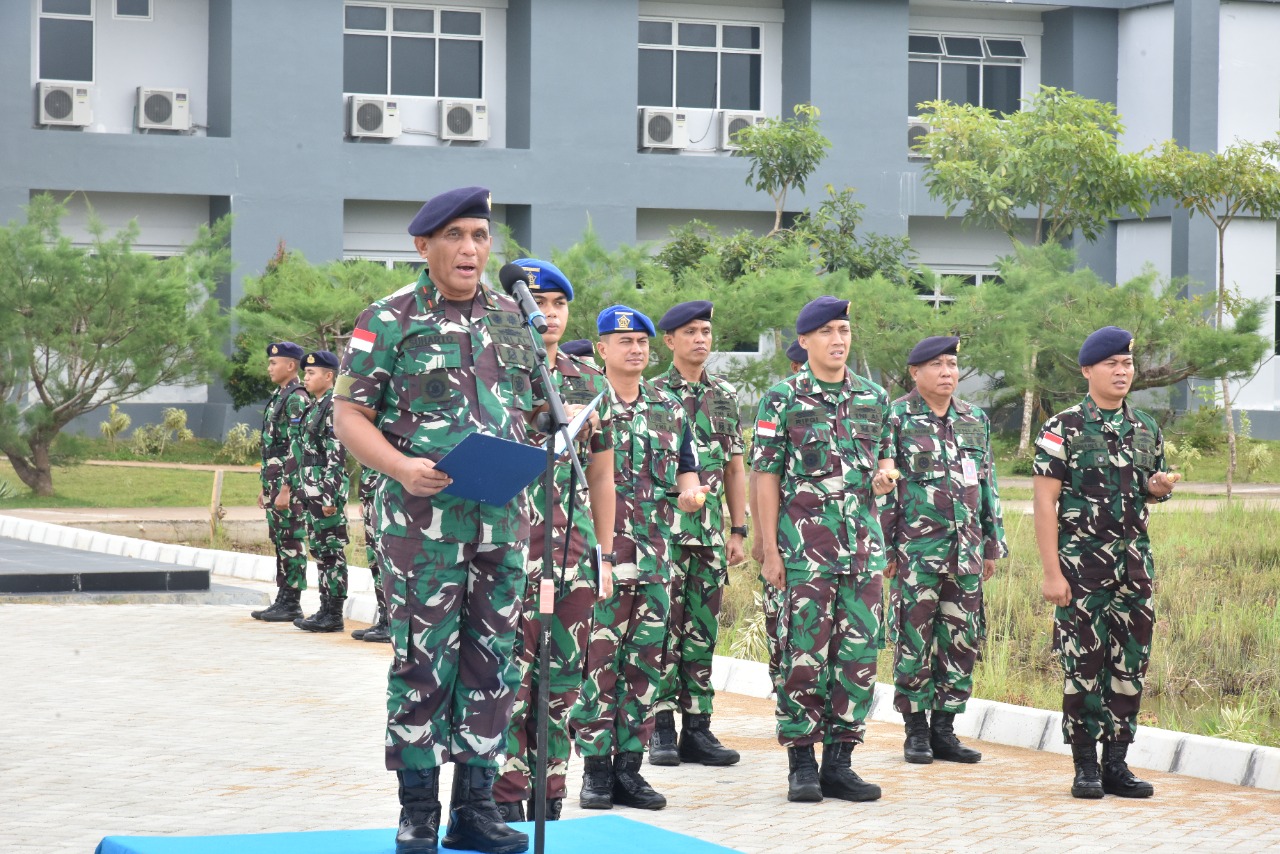 Komandan Lantamal XII Pontianak Pimpin Upacara Bendera Awal Bulan Tahun 2023 Di Mako Lantamal XII