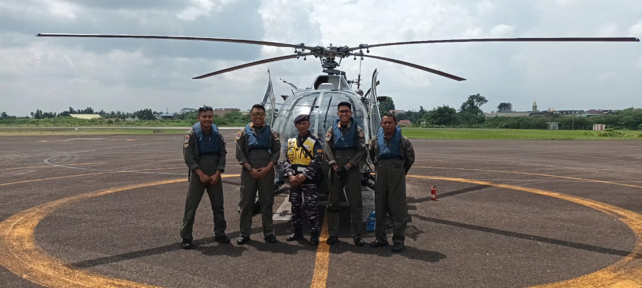 Babinpotmar TNI AL Talang Duku Jambi Laksanakan Pelayanan Pangkalan Atas Kedatangan Helikopter BO-105/HE-4108 Di Bandara Sultan Thaha Jambi