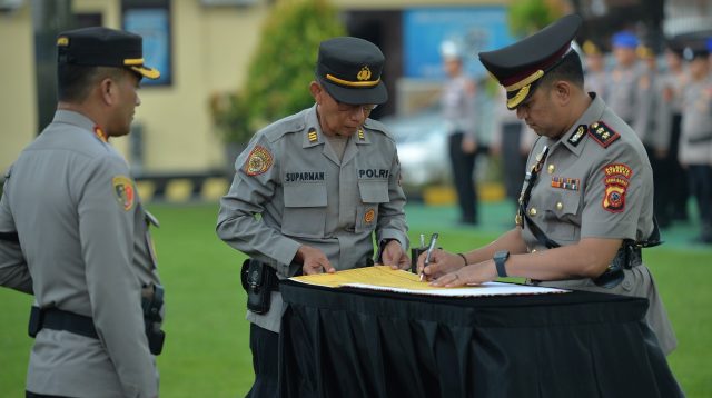 Kapolresta Cirebon Pimpin Pelantikan Wakapolresta Cirebon