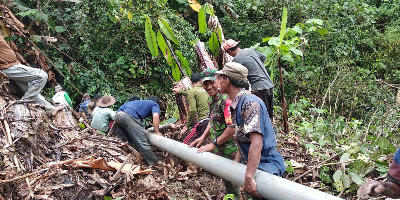 Babinsa dan Warga Berjibaku Dengan Alam Alirkan Air Bersih