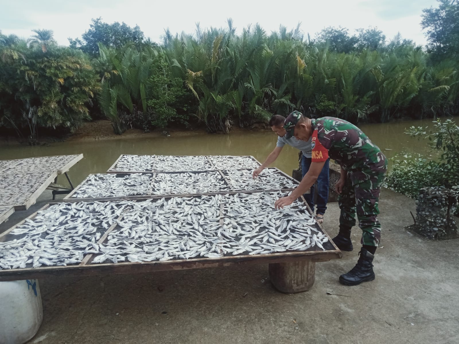 Pencapaian Target Konsumen, Babinsa Suprapto Dampingi Penjemuran Ikan Asin Warga Binaan