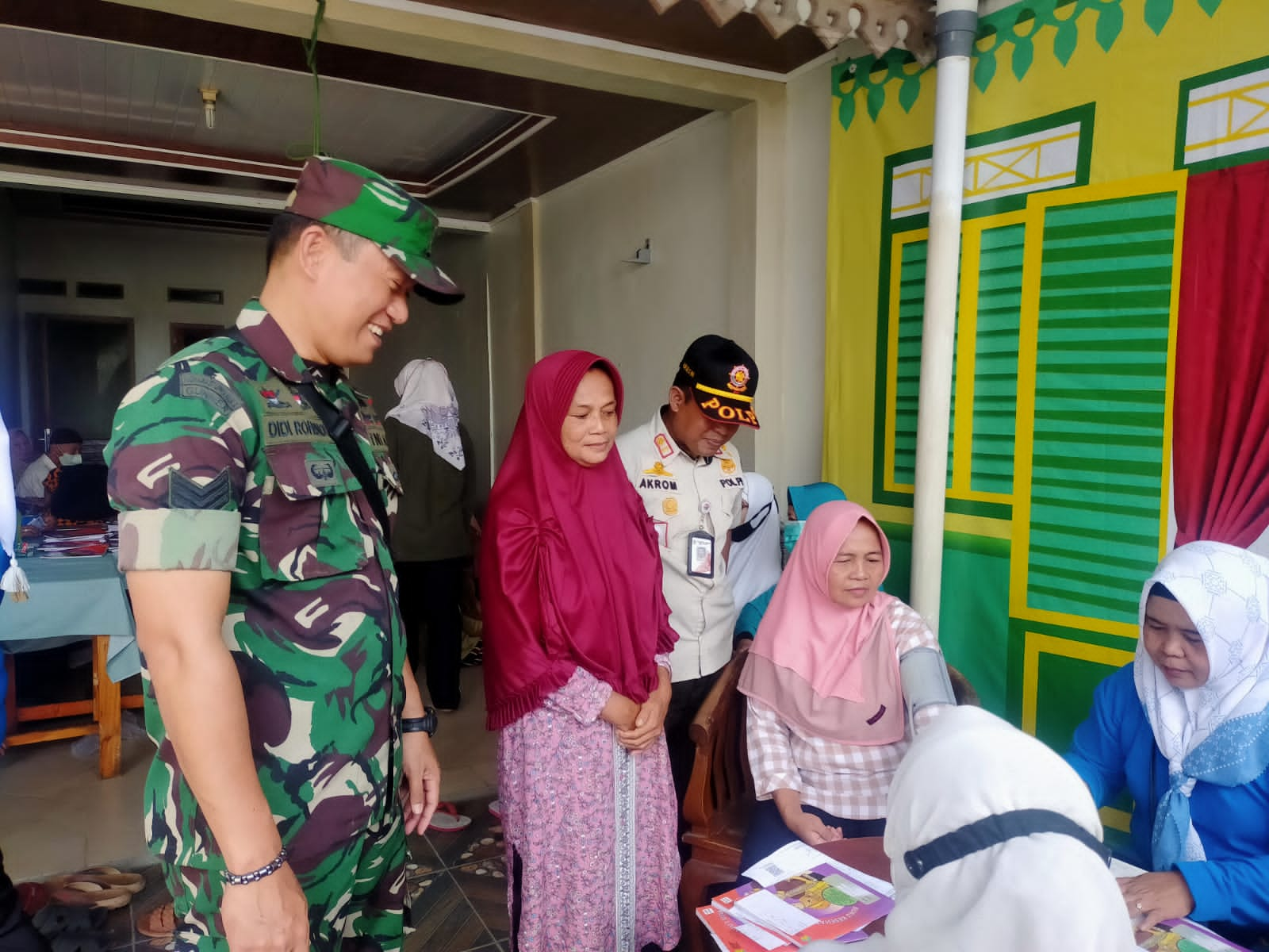 Tingkatkan Kesehatan Balita, Babinsa Koramil 03/Pasar Rebo Bantu Giat Posyandu