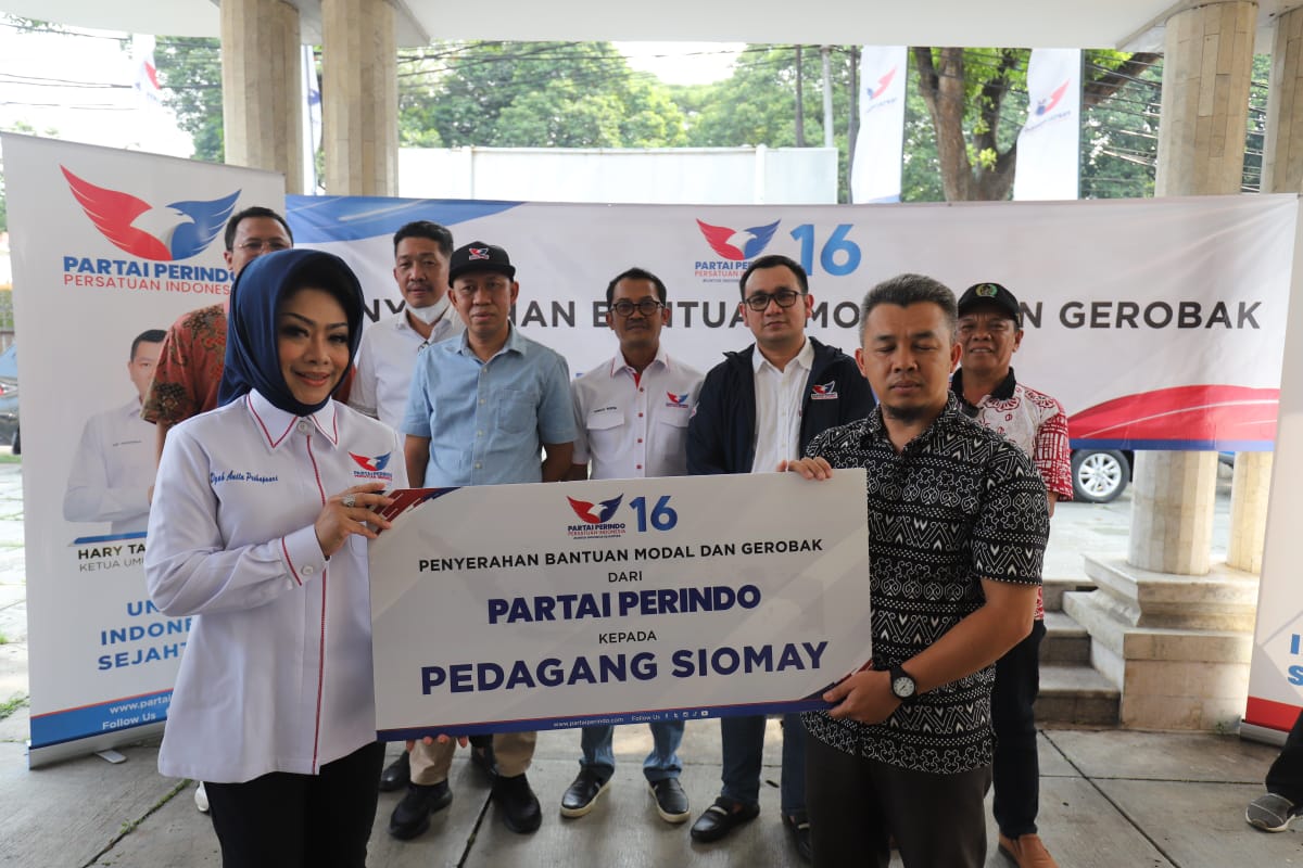 Bagikan Gerobak, Nita Yudi Berharap Pengusaha UMKM Bisa Naik Kelas