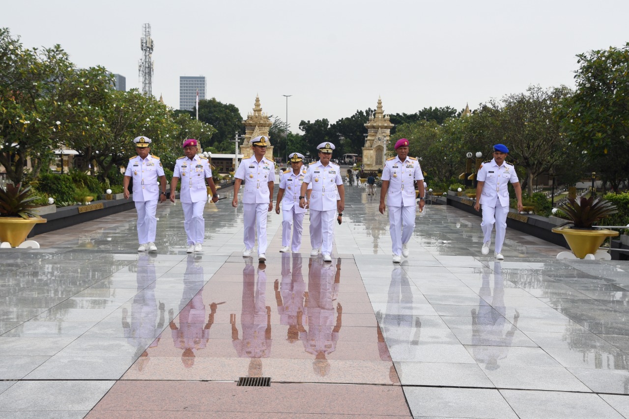 DANLANTAMAL III IKUTI TABUR BUNGA DALAM RANGKA HARI DHARMA SAMUDERA 2023