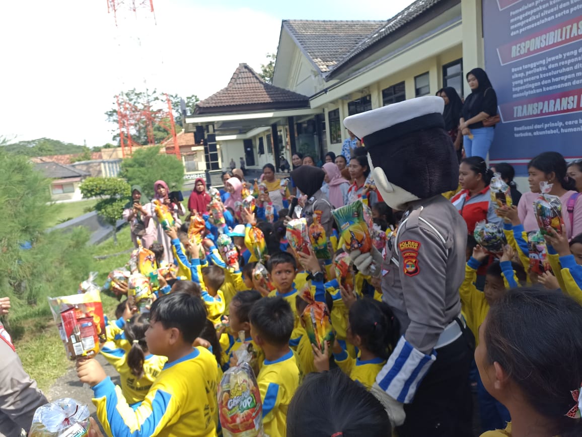 Polisi Sahabat Anak, Kenalkan Rambu Lalu lintas kepada 67 Anak TK di Way Kanan