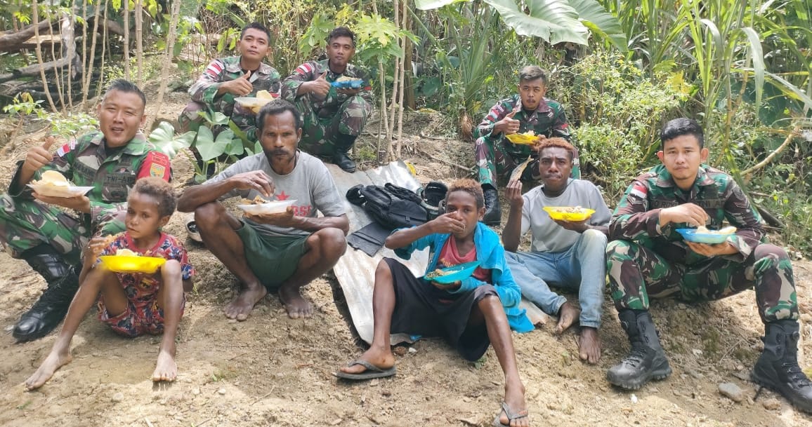 Bentuk Ikatan Keluarga, Satgas Yonif 143/TWEJ Masak dan Makan Bersama Warga Perbatasan RI PNG